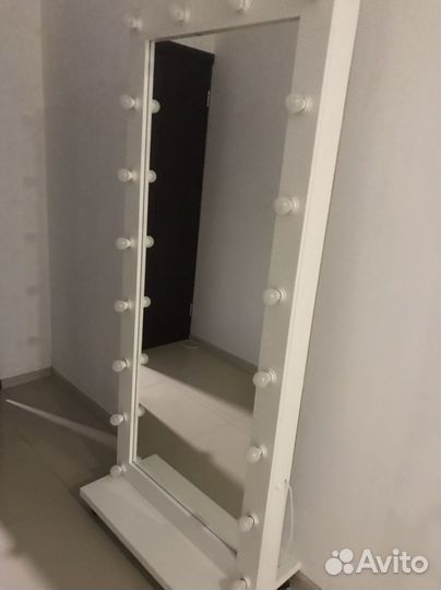 Зеркало,ресепшен-барная стойка,вывеска,пано