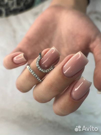 Модель на маникюр