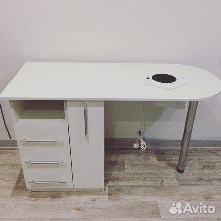 Маникюрный стол