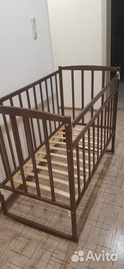 Детская кроватка с маятником