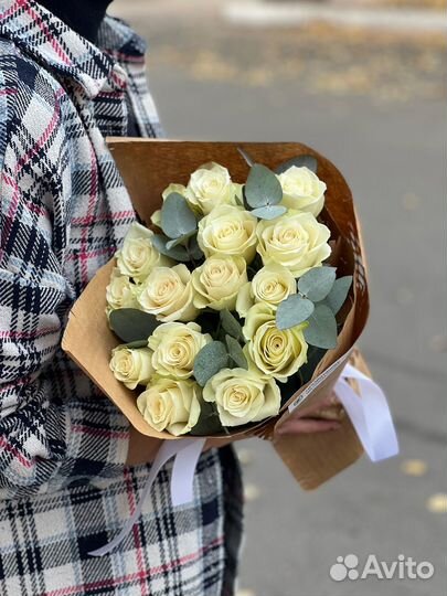 Букеты из 15 роз + эвкалипт