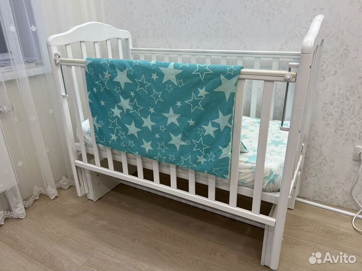 Детская кроватка с маятником и матрасом