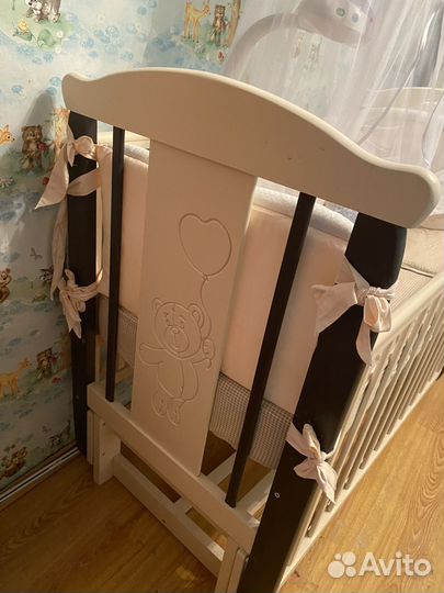 Детская кроватка с маятником