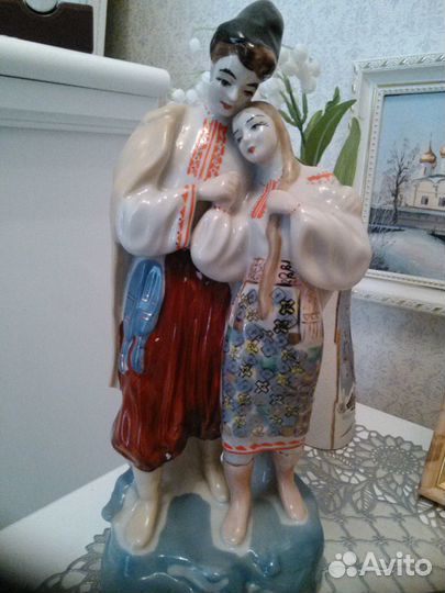 Статуэтка фарфоровая
