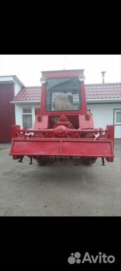 Вспашка земли трактором фрезой