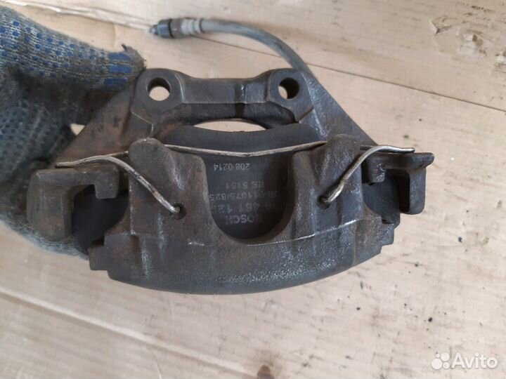 Суппорт передний. левый правый Опель Омега Б