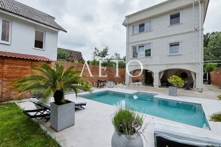 Коттедж 340 м² на участке 5 сот.