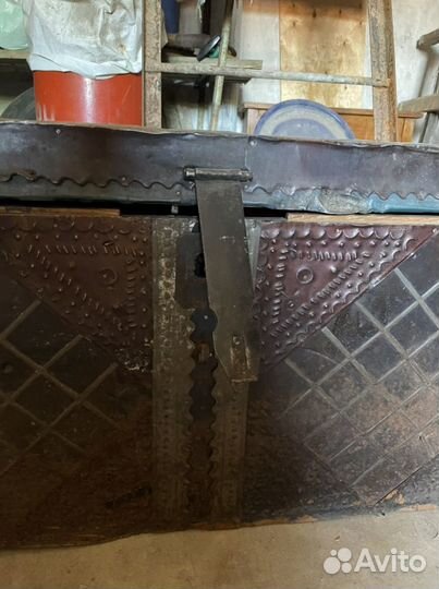 Сундук старинный