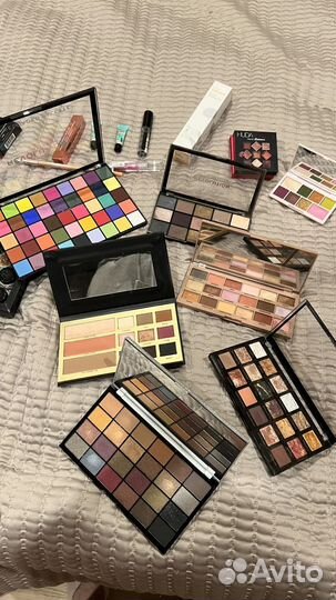 Много декоративной косметики