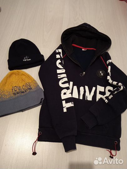 Кофта тёплая на мальчика 140-146,и 2 шапки