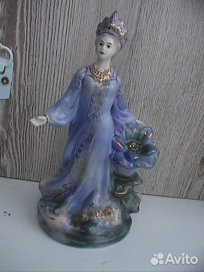 Фарфоровая статуэтка 