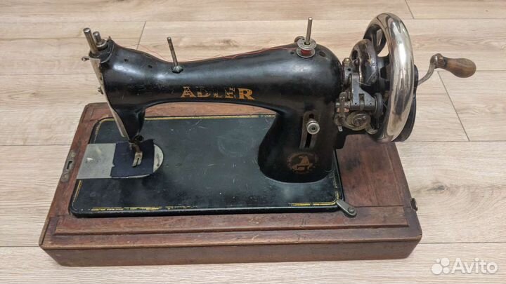 Немецкая швейная машинка Adler-52