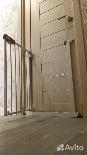 Защитный барьер-калитка для проёмов и лестниц