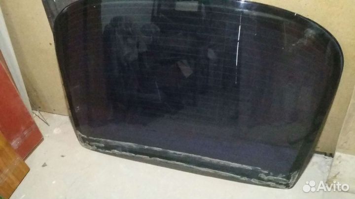 Стекло заднее на mercedes210