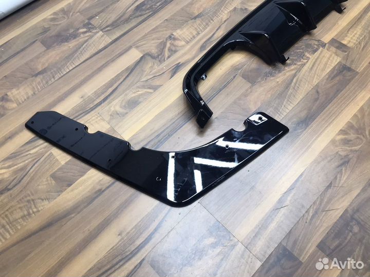 Диффузор BMW F80 F82 черный глянец