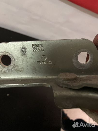 Volkswagen Caddy Touran 2006г петля капота левая