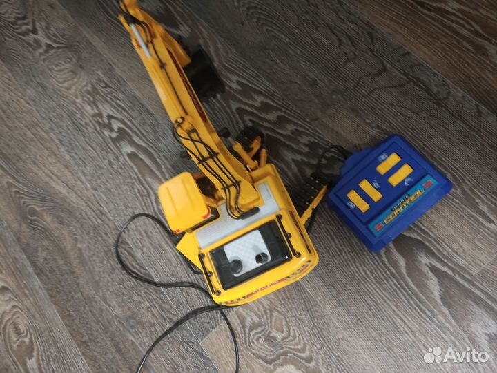 Детская игрушка экскаватор