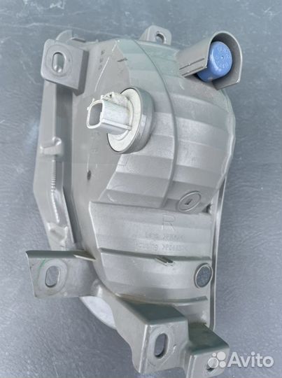 Повторитель бамперный передний Toyota Prius Alpha