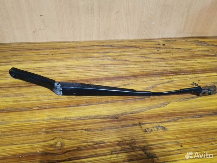 Поводок стеклоочистителя передний левый Volkswagen