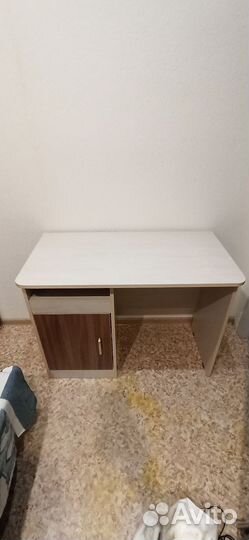 Письменный стол с тумбой подвесной