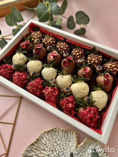 Клубника в шоколаде, букеты из шоколада