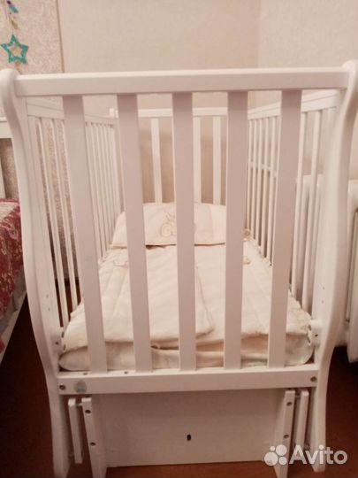 Детская кроватка с маятником и ящиком