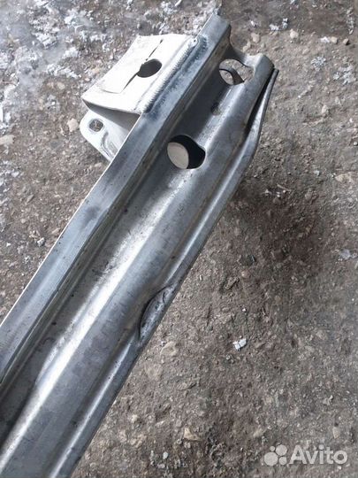 Audi q7 усилитель заднего бампера