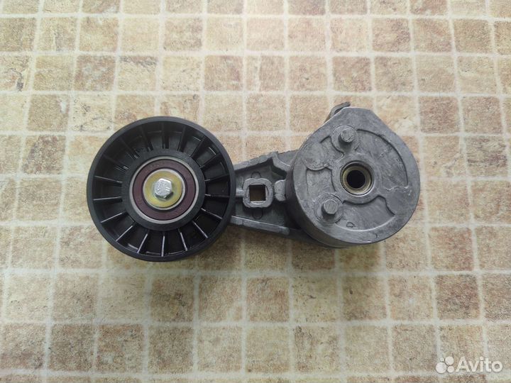 Натяжитель ремня Газ 560 Штайер с кронштейном