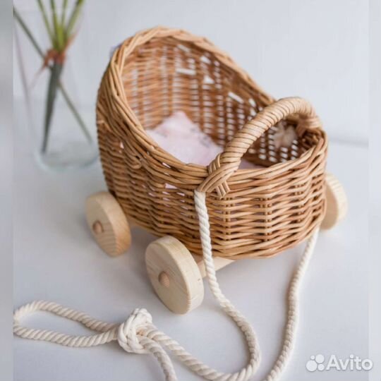 Коляска для кукол плетеная