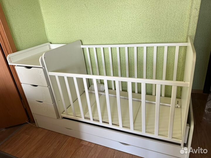 Детская кроватка с маятником