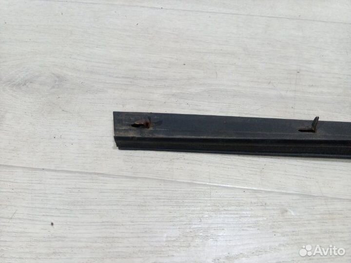 Уплотнитель стекла передний левый Kia Sorento SUV