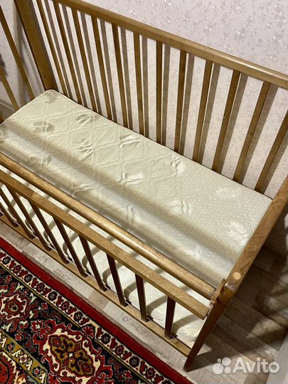 Детская кроватка с маятником