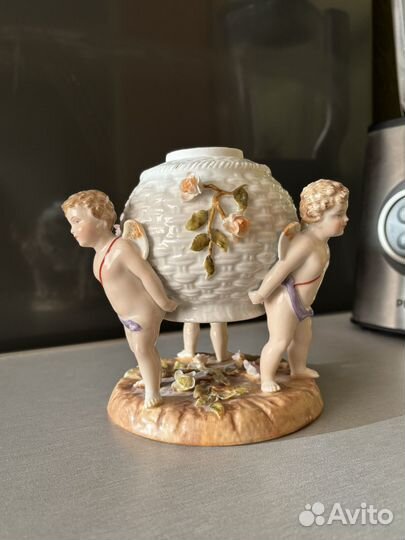 Статуэтка фарфоровая 