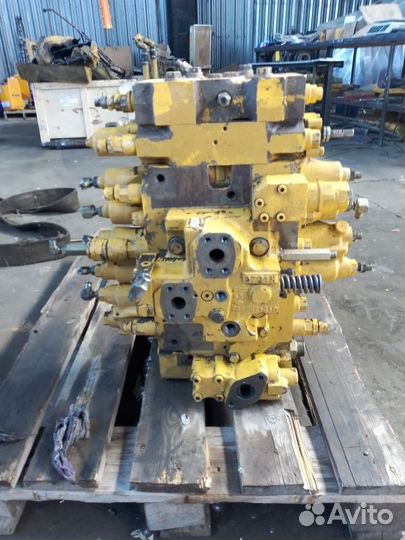 Распределитель гидравлики экскаватора komatsu