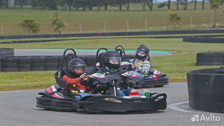 Скоростной тандем. Заезд на крытом картинге