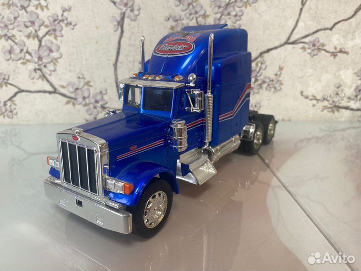 Модель тягача Peterbilt 379 Welly 1:32