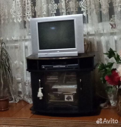 Телевизор Филипс в рабочем состоянии