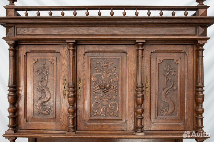 Резной двухъярусный буфет