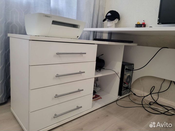 Угловой письменный стол