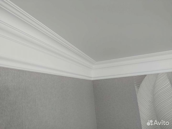 Установка потолочных карнизов плинтусов