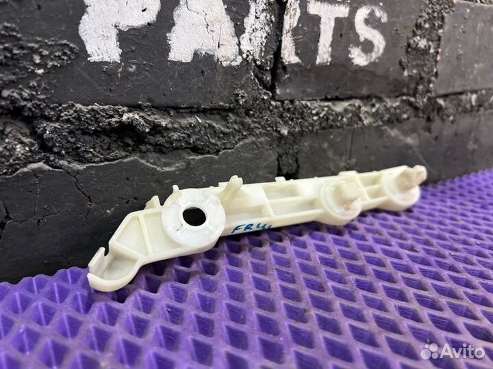 Крепление бампера переднее правое Mitsubishi