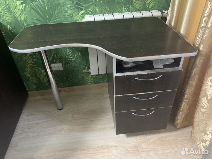 Маникюрный стол