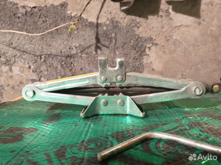 Домкрат автомобильный