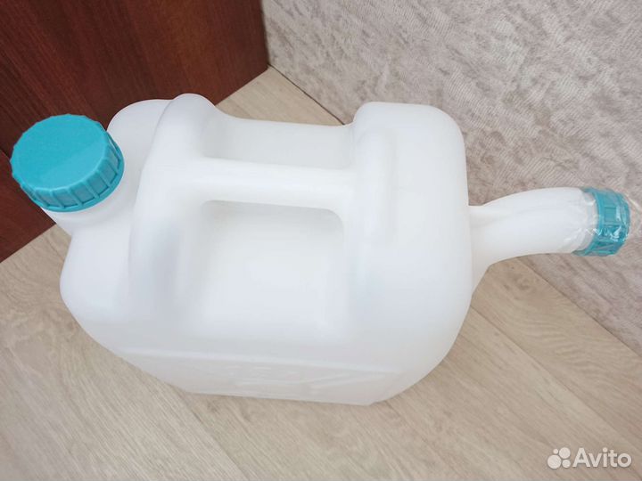 Канистры пластиковые, 10 и 15 л новые