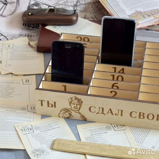 Подставка (органайзер) из дерева для телефонов