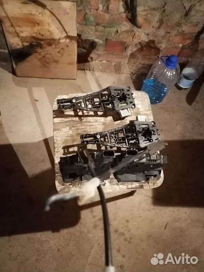 Задние дверные замки на Opel Corsa D