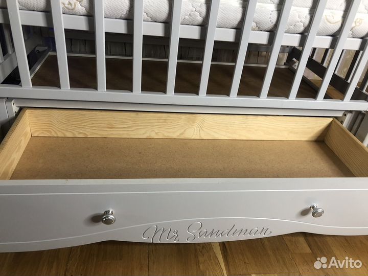 Детская кроватка с маятником и ящиком