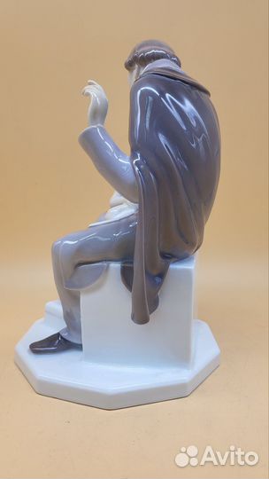 Фарфоровая статуэтка 