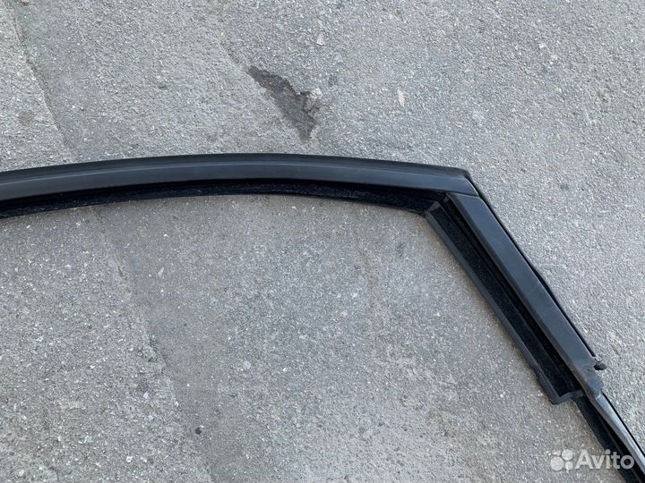 Уплотнитель стекла двери передней правой Golf 7