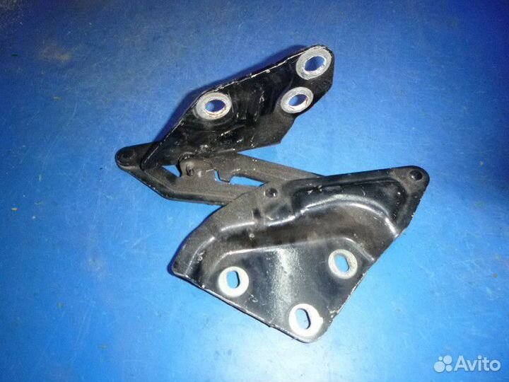 Петля капота левая Volkswagen touareg 2002